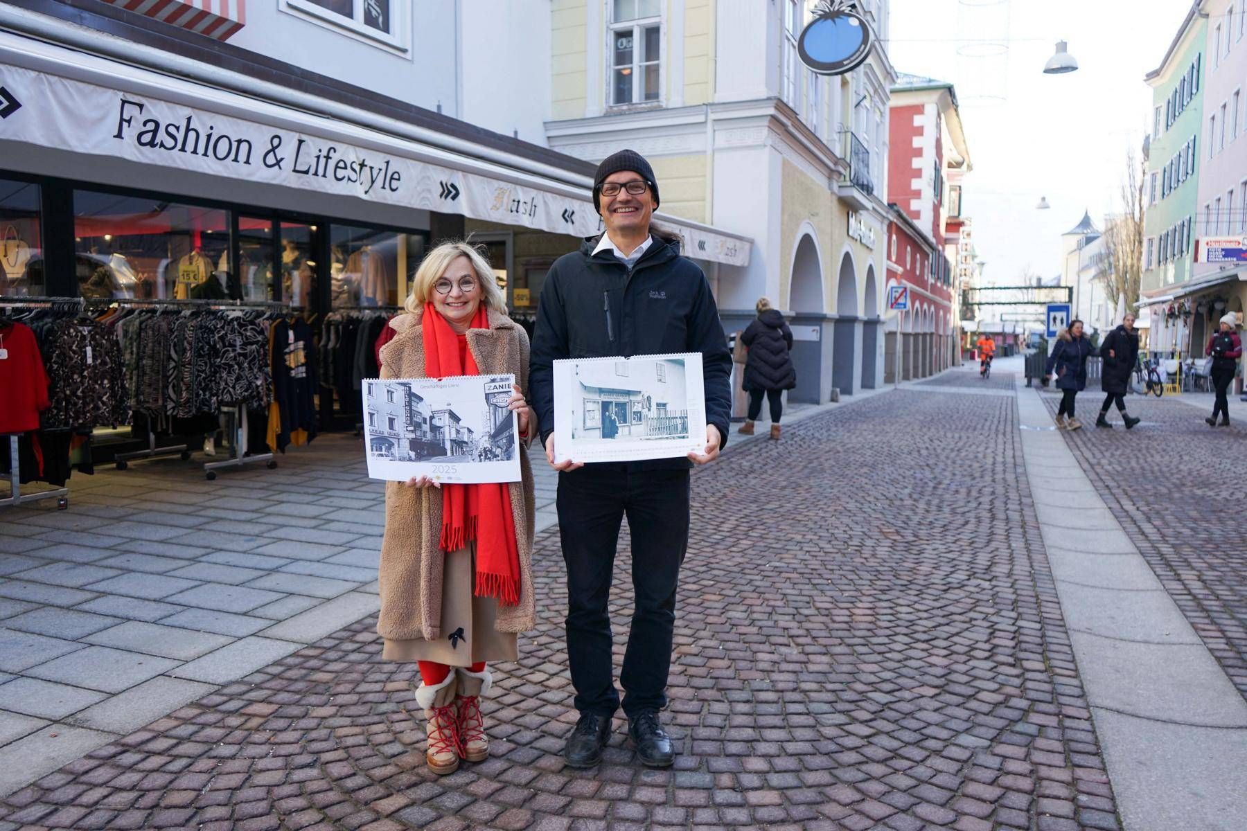 B&uuml;rgermeisterin Elisabeth Blanik und TAP-Leiter Martin Kofler am Standort, den das Kalendertitelblatt zeigt. Foto: Stadt Lienz/Lenzer