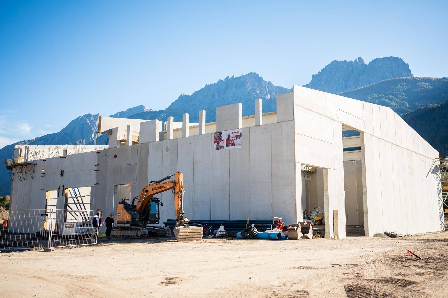 Die Halleninfrastruktur der neuen Anlage soll bis Ende 2026 fertiggestellt werden.