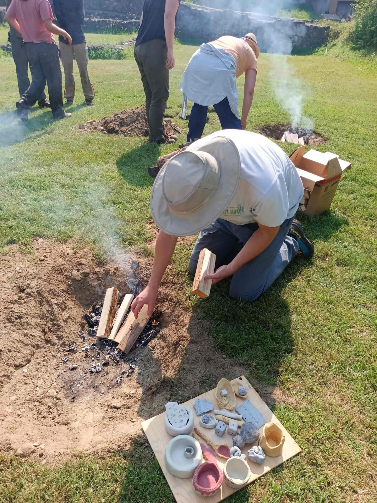 Hier wird die Grube f&uuml;r den "Feldbrand" vorbereitet.