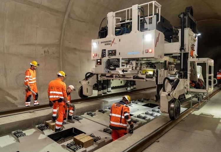 Letzte Gleistragplatte montiert