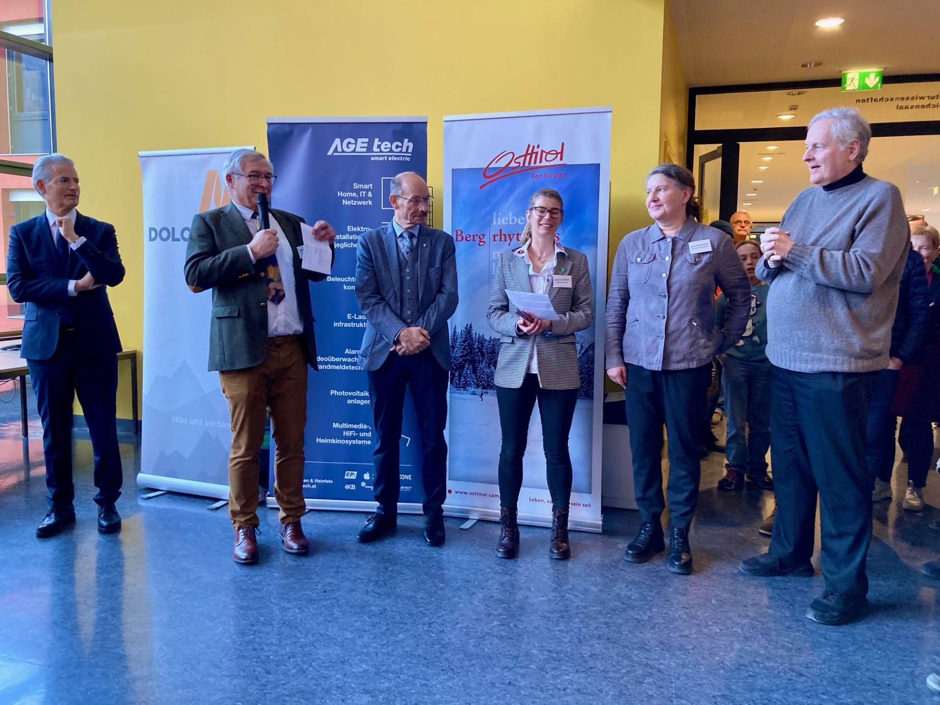 vl: Hansj&ouml;rg Mattersberger (Vorstand Dolomitenbank Lienz, Schachklub-Obmann Georg Weiler, Vize-B&uuml;rgermeister Siegfried Schatz, die beiden internationalen Schiedsrichterinnen Sandra Schmidt aus Deutschland und Laima Domarkaite aus Litauen, Walter Kastner (Generalsekret&auml;r &Ouml;sterreichischer Schachbund). Foto: Stangl