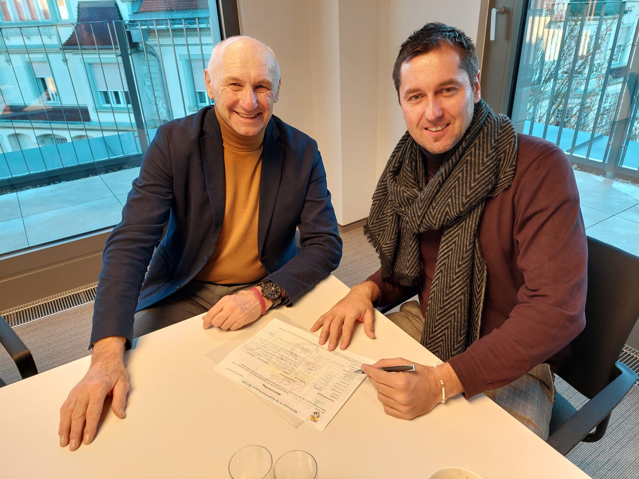 Manfred Mertel (li) mit Benjamin Dellacher. Foto: Triebnig