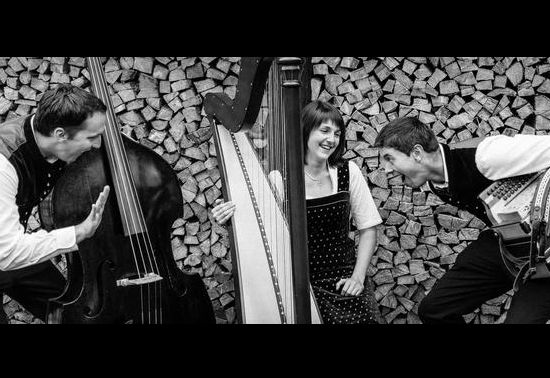 K&uuml;nstler spielen live im Stream