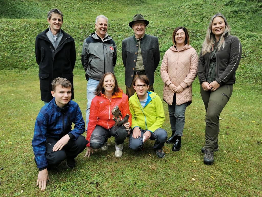 vorne li: Kilian Gruber, Bezirkshauptfrau Bettina Heinricher, Thomas Zojer, hinten v.li.: Philipp Gstinig (Verein Bergwald Osttirol), Bez.forstinspektor Erich Gollmitzer, Bez.j&auml;germeister Hans Winkler, Iris Fritz (AufBauWerk), Antonia Vorwerk