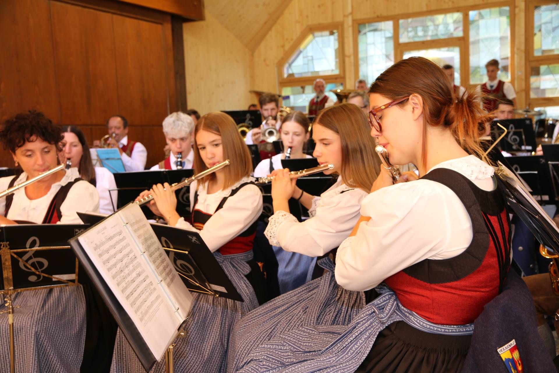 F&uuml;r Unterhaltung war gesorgt, die Gruppen &bdquo;Mir san Mia&ldquo; und die &bdquo;Glocknermusikanten&ldquo; spielten auf. Den Fr&uuml;hschoppen spielte die Trachtenkapelle Heiligenblut dirigiert von Anna Rupitsch