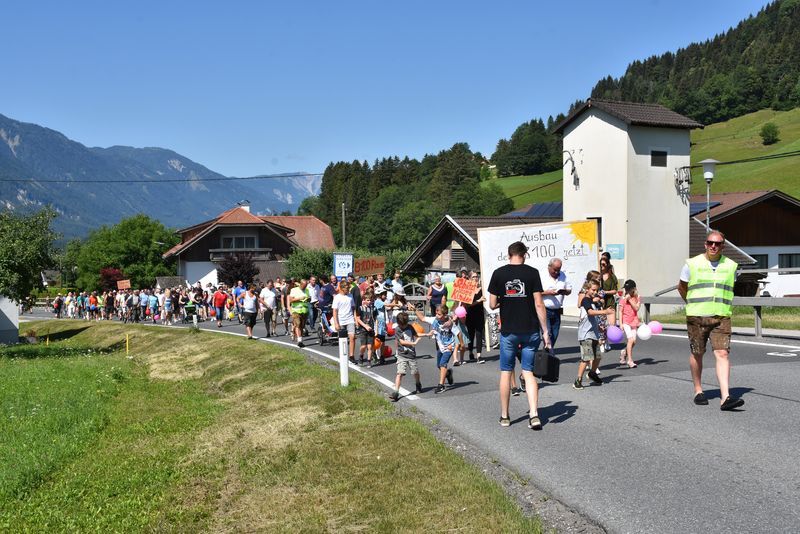 Rund 300 Teilnehmer nahmen an der Kundgebung in Greifenburg teil.