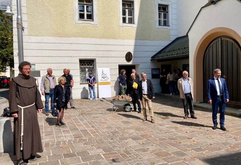 Ort der Begegnung vor der Klosterkirche sucht Spender