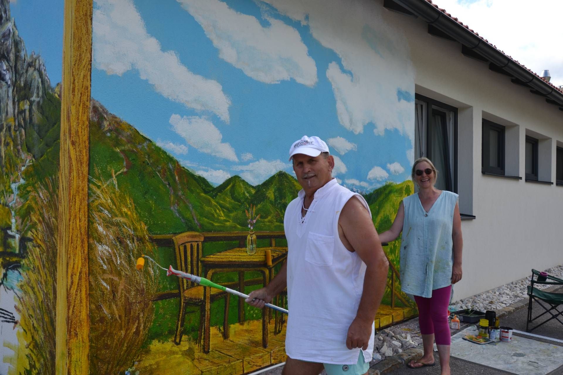 Gregor Wosik und Daniela L&ouml;h aus Regensburg beendeten k&uuml;rzlich nach einer Woche Arbeit das Gem&auml;lde auf der Wand vom Penker Wirt. Auf einer Seite steht der Silber-Abbau in vergangenen Zeiten im Vordergrund, auf der anderen Seite diente ein Foto von der M&ouml;lltaler Bergwelt als Vorlage.