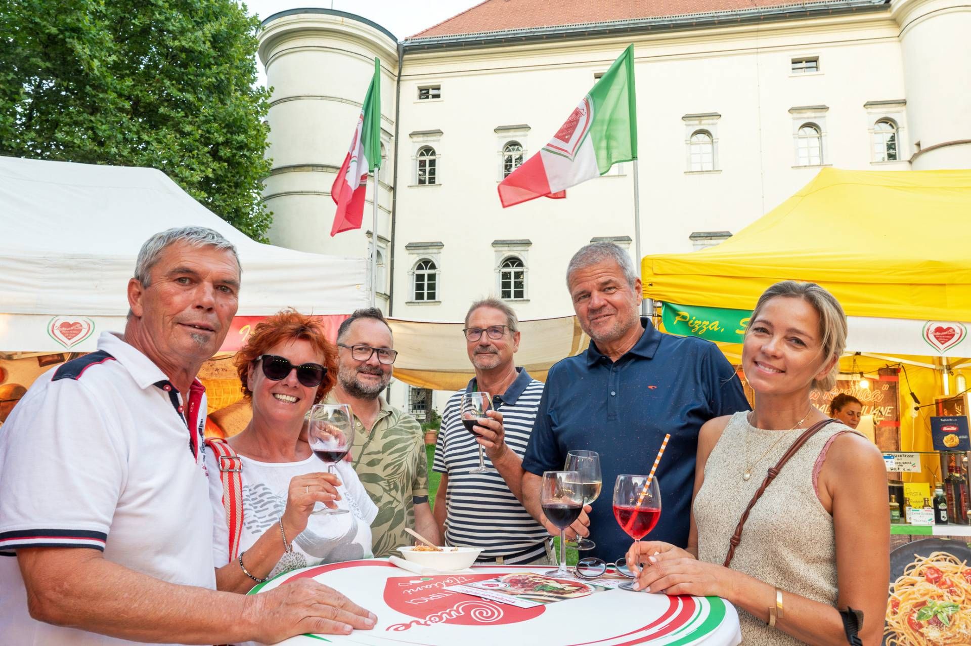 Beim italienischen Marktfest vor dem Schloss Porcia.
