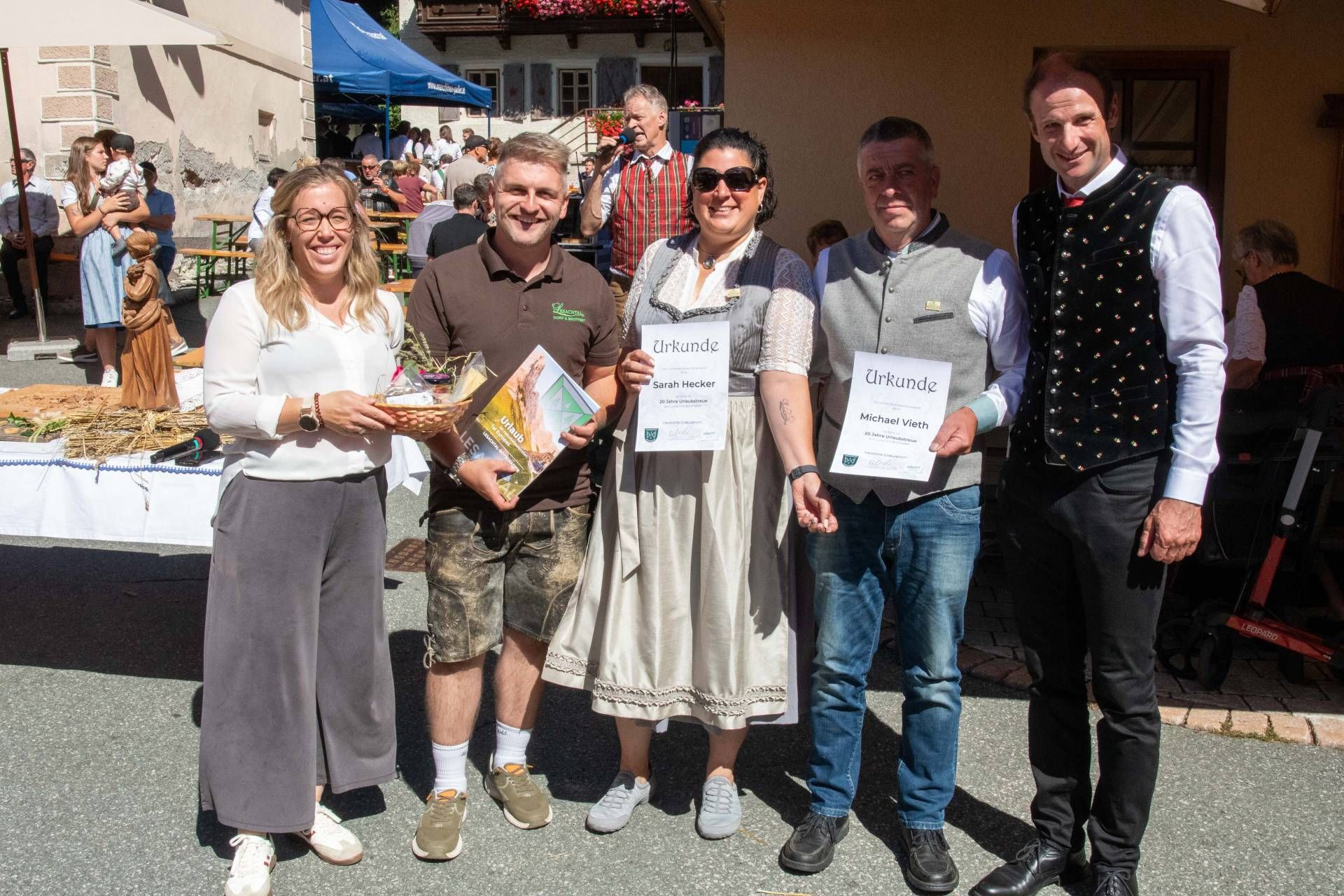 20 Jahre Urlaubstreue &ndash; daf&uuml;r wurden Sarah Hecker und Michael Vieth von B&uuml;rgermeister Bernhard Knotz zum &bdquo;Lesachtal Botschafter&ldquo; ernannt. Mit im Bild sind die Quartiergeber Anna-Lena und Ferdinand Stadlober.