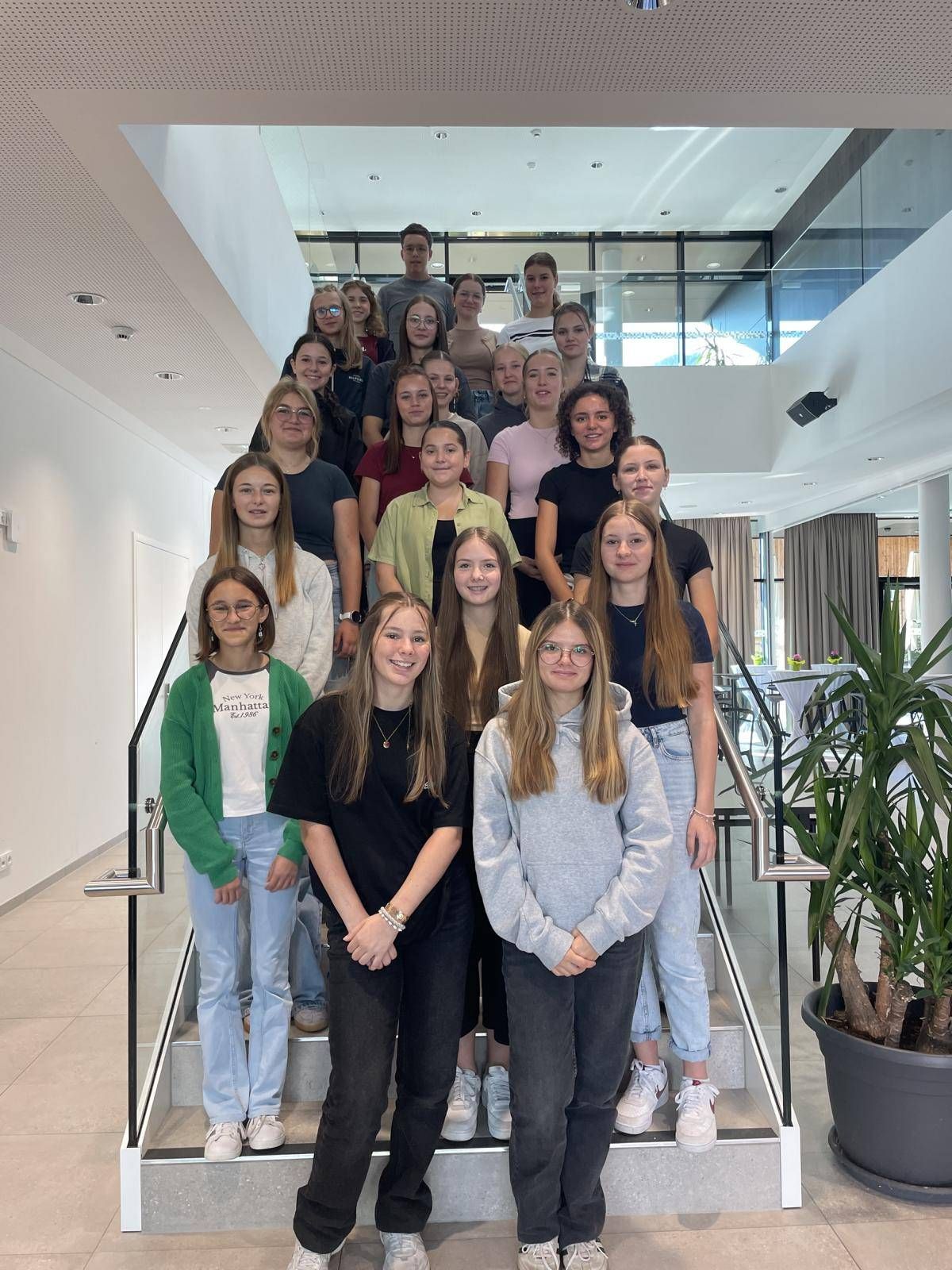 Und die erste Klasse des abgelaufenen Schuljahres. Foto: HLPS Lienz