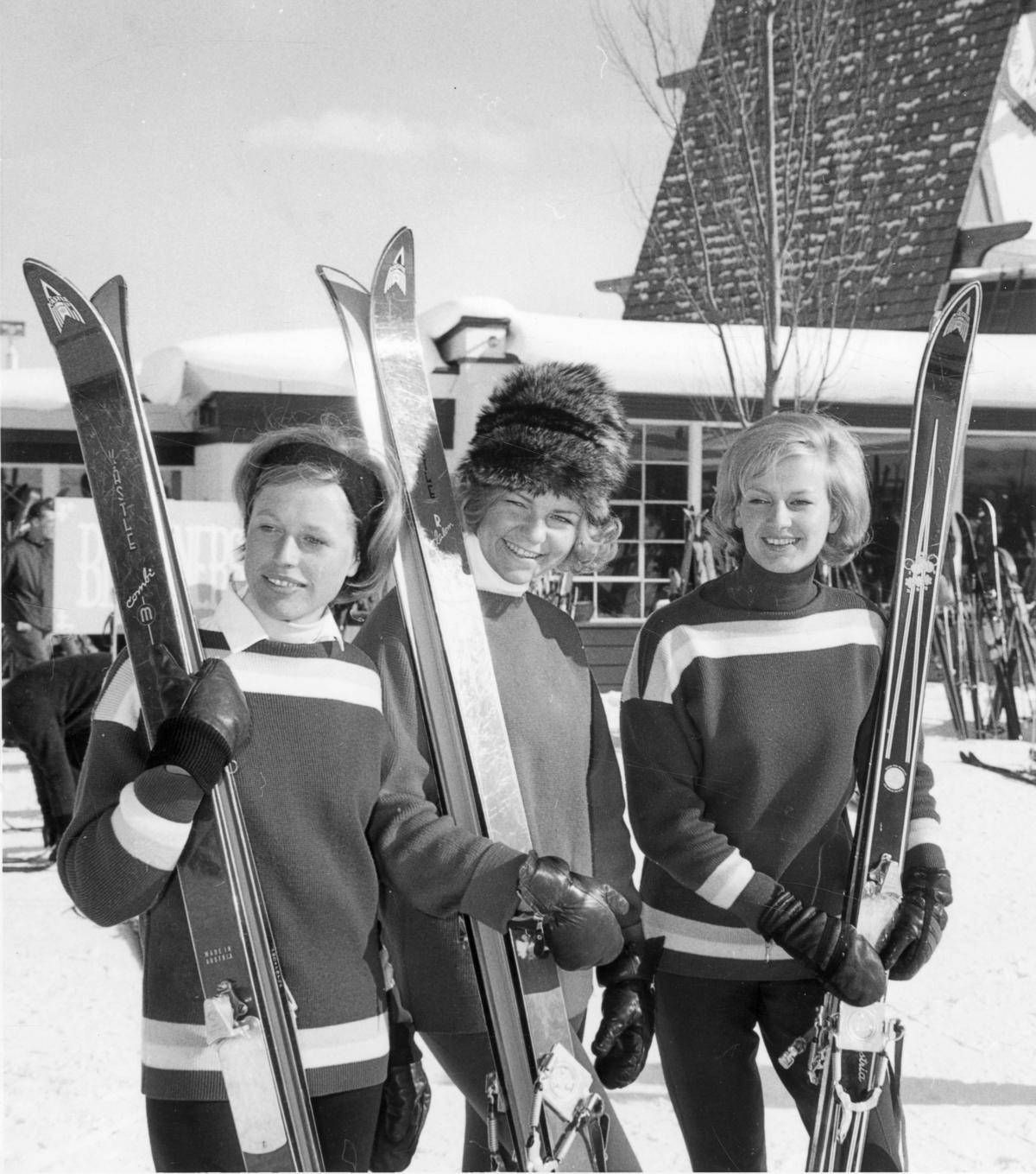 In der Ausstellung &bdquo;Alpine Ambitions&ldquo;, Teil &bdquo;Boyne Michigan&ldquo;, in der &Ouml;sterreichische Botschaft Washington DC wird auch diese Fotografie gezeigt: v.l.n.r. die Skilehrerinnen Helga Weyand, Helga Glanzl (sp&auml;ter verh. Machn&eacute;) und Gertraud Gann, Anfang 1963
Foto:  Sammlung Helga Machne &ndash; TAP; Fotograf: Unbekannt
