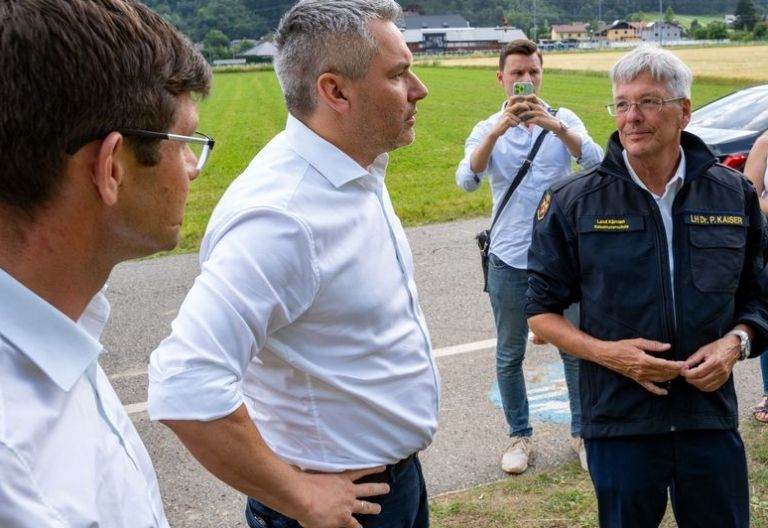 Lokalaugenschein mit Nehammer im Katastrophengebiet