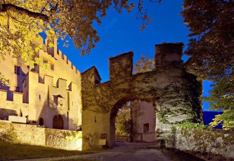 N&auml;chtliches Treiben in Schloss Bruck