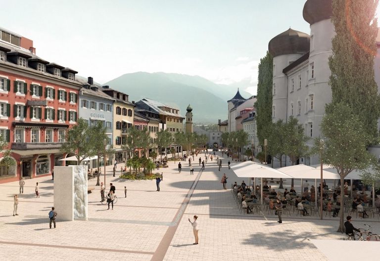 Neuer, frischer Hauptplatz mit B&auml;umen und Wasser