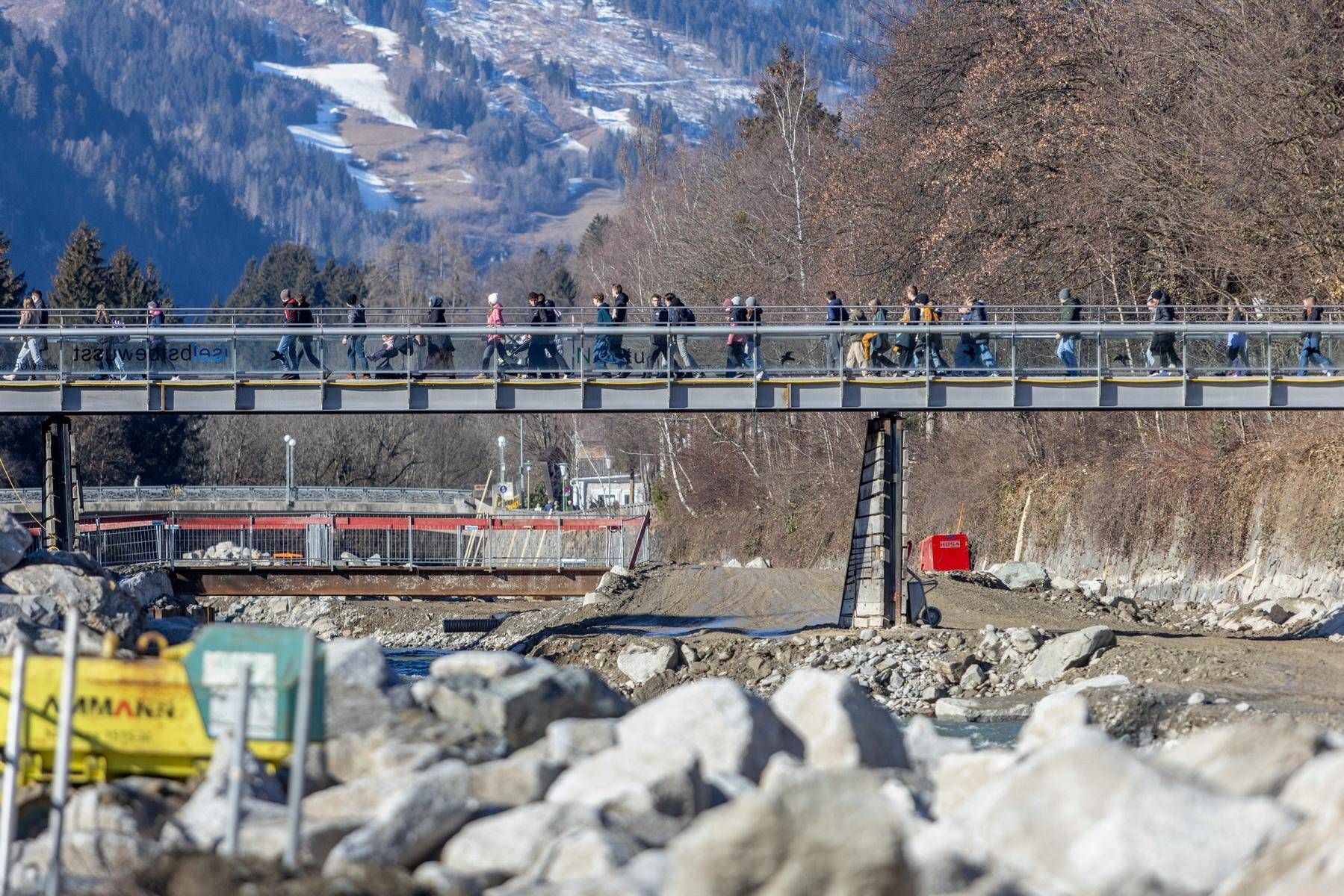 Hunderte Sch&uuml;lerinnen und Sch&uuml;ler erlebten die Isel von einer neuen Perspektive aus. Foto: Stadt Lienz/Lenzer