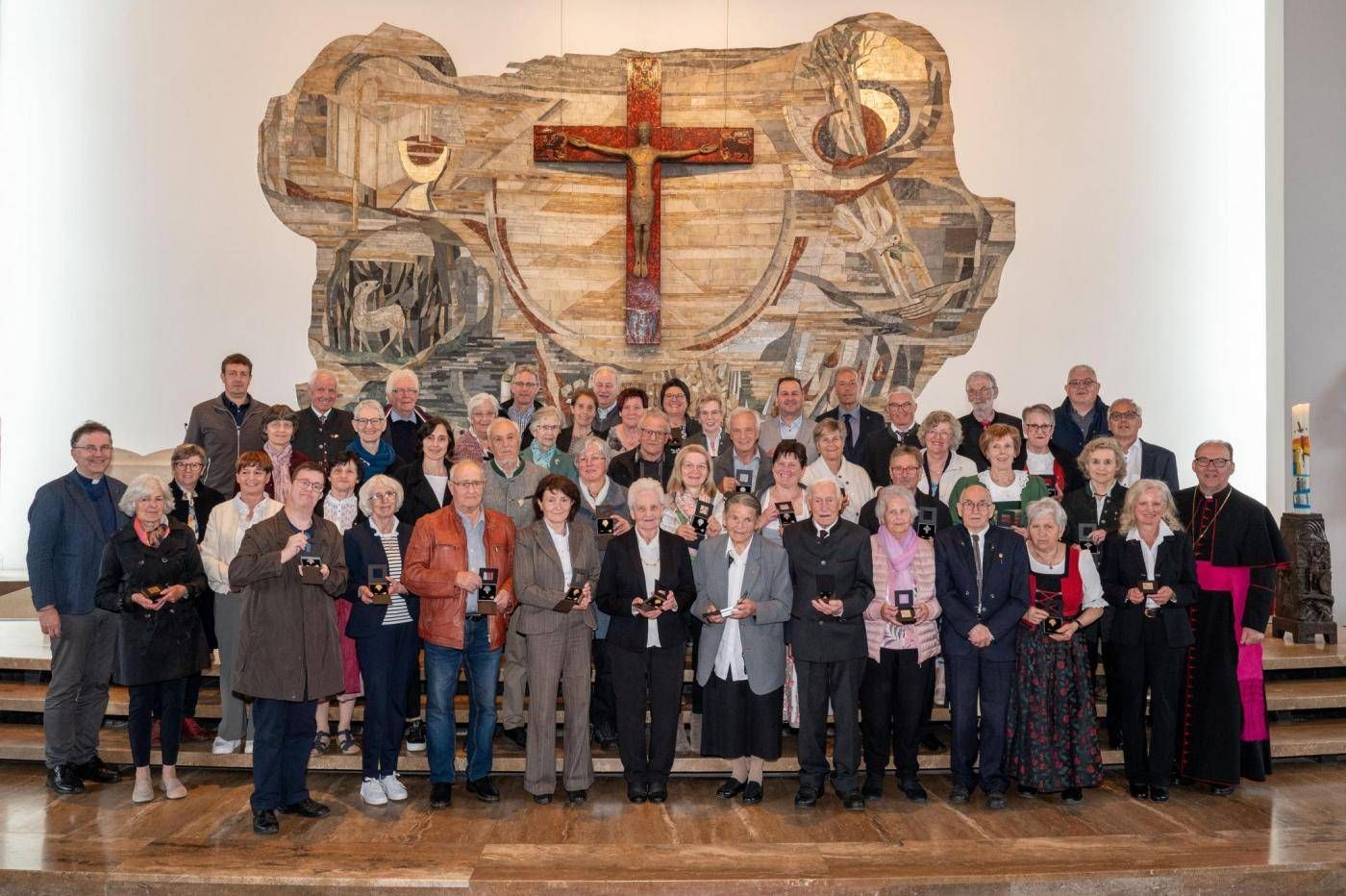 Gruppenbild mit allen Geehrten. Foto: Di&ouml;zese/Sigl