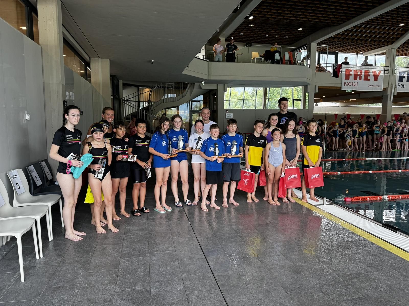 Die Staffel der Schwimmunion Osttirol holte den ausgezeichneten zweiten Platz, &uuml;ber 6x25 Freistil schwammen Otmar Gomille, Jonas Gomille, Pia Guggenberger, Julia Salcher, Hanna Ameseder sowie Lorenz Gomille.  Foto: Schwimmunion Osttirol