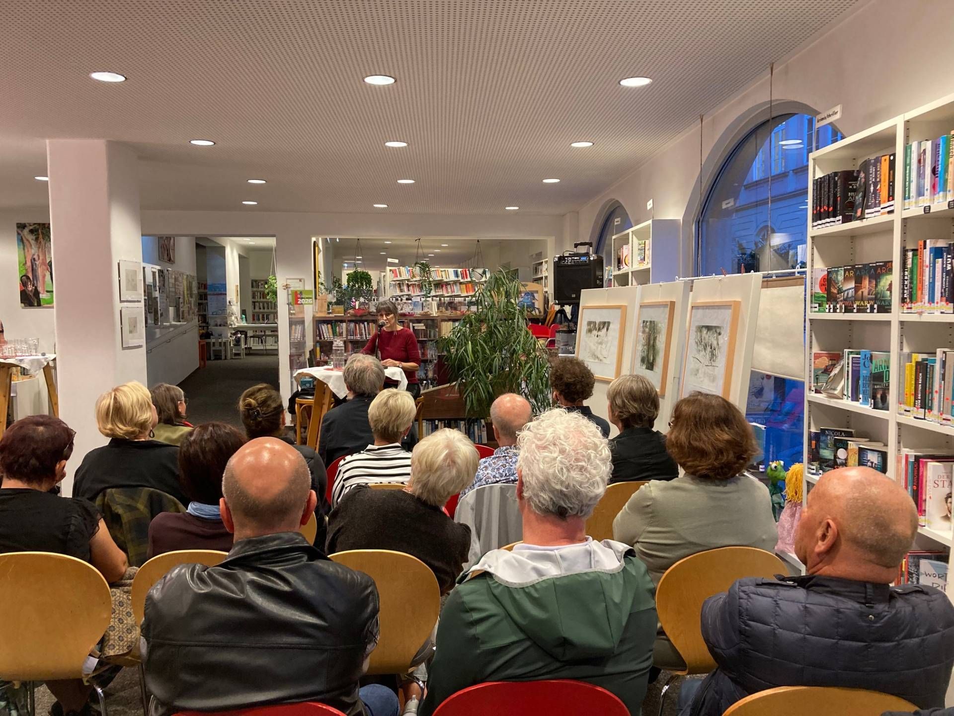 Anton-Wildgans-Preistr&auml;gerin Karin Peschka liest in Stadtb&uuml;cherei LIenz. Foto: Stangl