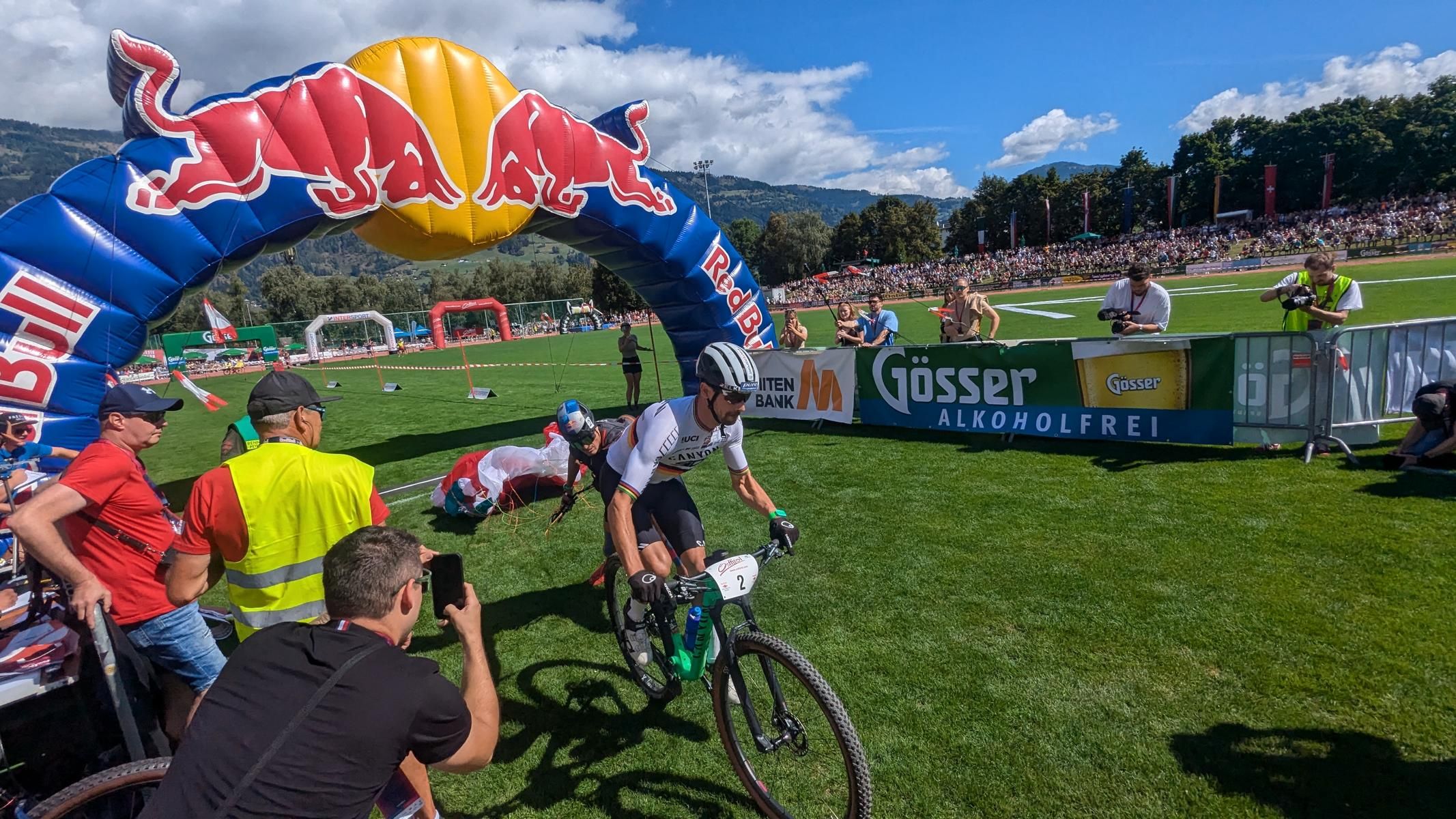 &Uuml;bergabe vom Paragleiter an den Biker im Dolomitenstadion. Foto: Knorr