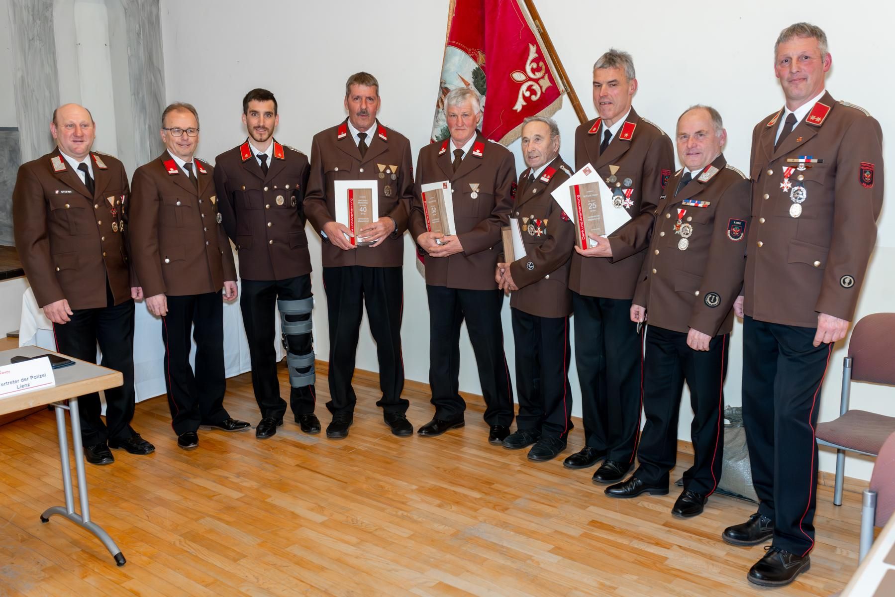 v.l.n.r. ABI Stefan Richard, BGM LM LA Martin Mayerl, BI Patrik Pfurtscheller, LM Erhard Mietschnig (40 Jahre), LM Kurt Mair (50 Jahre), OLM Josef Maier (60 Jahre), BI Franz Reiter (25 Jahre), BFI OBR Franz Brunner, OBI Andreas Stocker