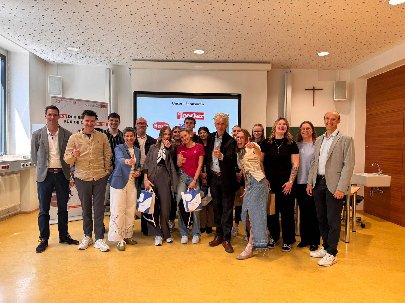 Die TeilnehmerInnen am Verkaufswettbewerb mit Jury, Ehreng&auml;sten und Lehrpersonen