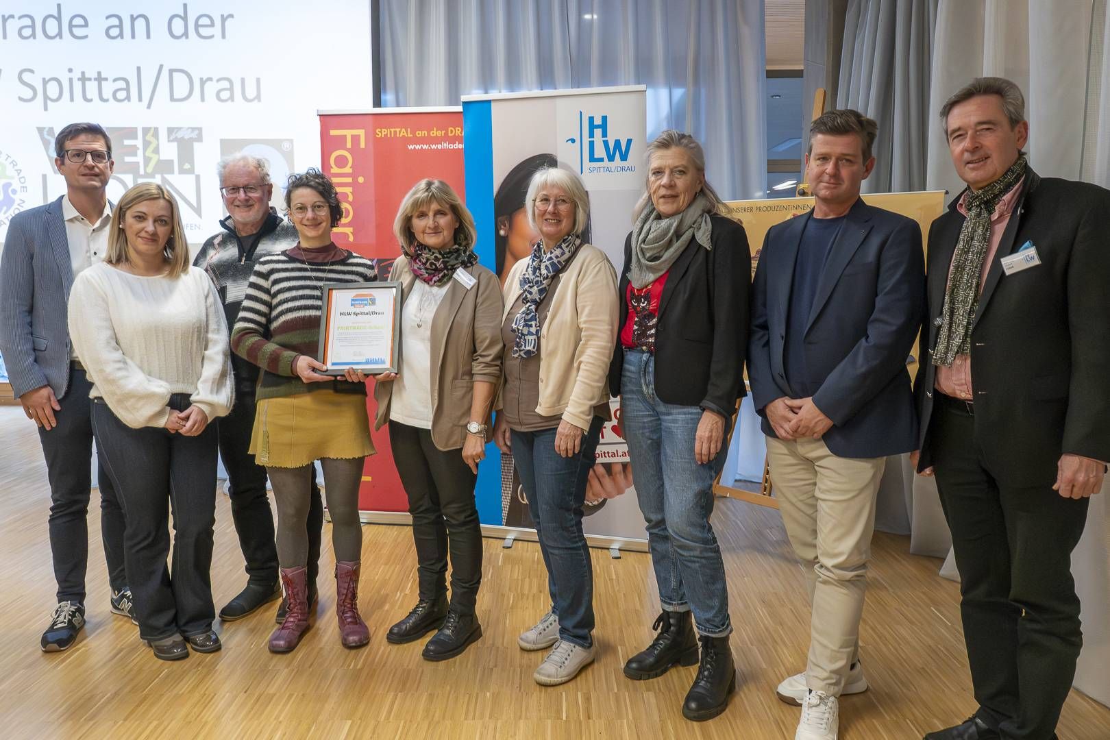 Ein Schuljahr lang Auseinandersetzung mit fairem Handel und globalen Ungleichheiten gipfelten im Fair-Trade Schulfest und Westk&auml;rntens erster Zertifizierung. Foto: HLW Spittal/Erich Auer