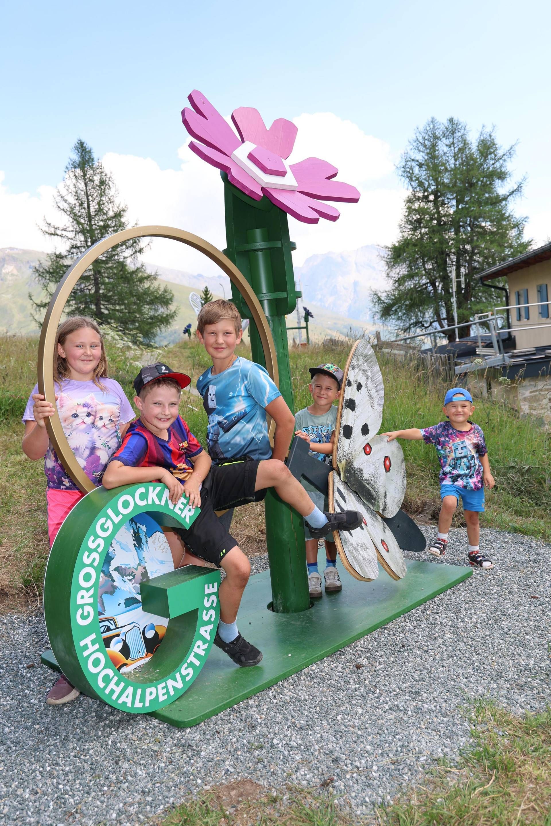 Kinder aus dem M&ouml;lltal beim neuen High Five-Spielplatz &bdquo;Apollofalter&ldquo; am Sch&ouml;neck. Foto: Franz Neumayr