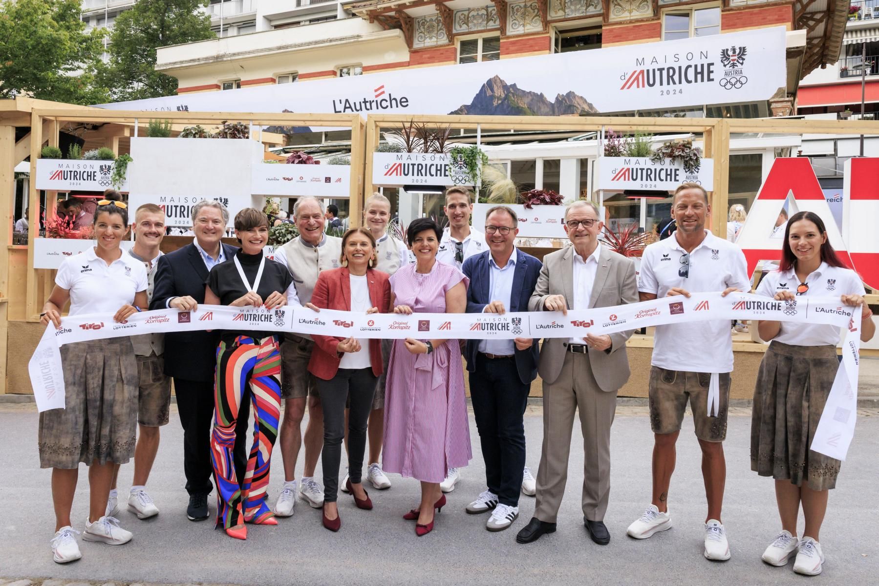Hausherr Peter Mennel (&Ouml;OC-Generalsekret&auml;r) er&ouml;ffnete unter anderem mit Staatssekret&auml;rin Susanne Kraus-Winkler, &Ouml;W-Chefin Astrid Steharnig-Staudinger, TW-Chefin Karin Seiler und WK-Generalsekret&auml;r Karlheinz Kopf das Austria House Tirol. Foto:  Lebensraum