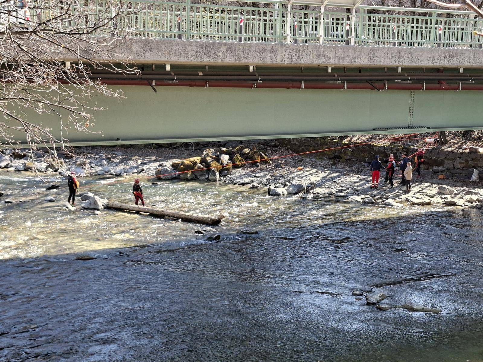 Die Wasserrettung &uuml;bernahm die Reinigung im Flussbett der Drau. Foto: Wasserrettung Osttirol