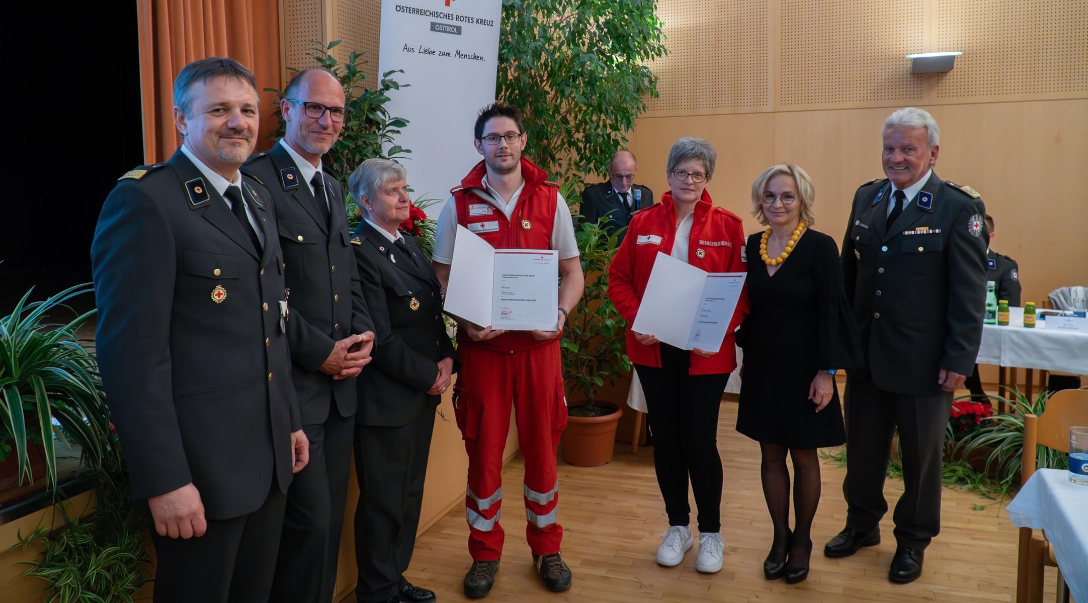 SEG- Kommandant Martin Klaunzer, Ewald Brunner, Brigitte Altenweisl, Ernestine Ronacher, B&uuml;rgermeisterin von Lienz Elisabeth Blanik, Bezirksstellenleiter und Vizepr&auml;sident Rotes Kreuz Tirol Egon Kleinlercher. Im Hintergrund: RK- Ortsstellenleiter Lienz Ma