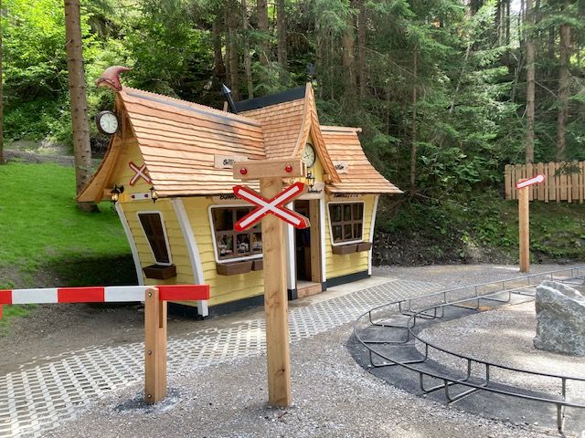 Auch der neue Wichteldorf-Bahnhof l&auml;dt zum Spielen ein. Foto: Stangl