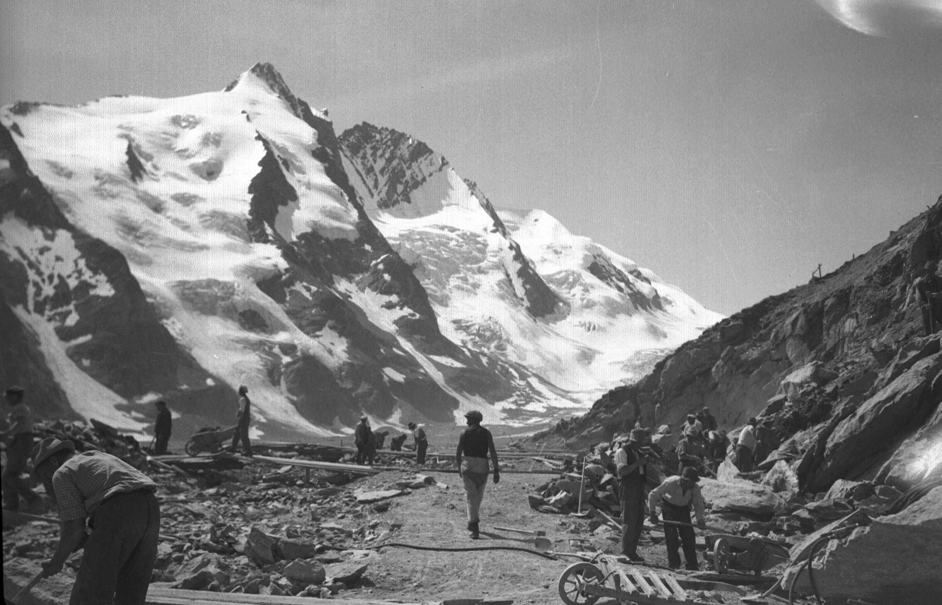 Glockner-Bauarbeiter beim Bau der Gletscherstra&szlig;e. Foto: Grohag