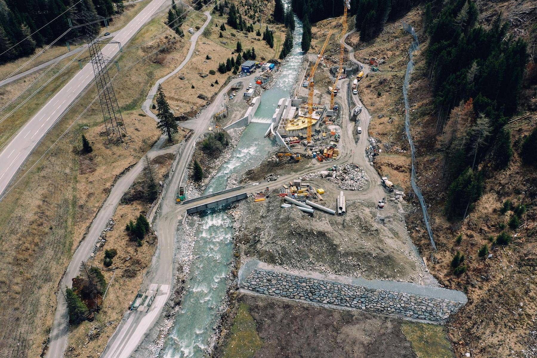 Der Tauernbach flie&szlig;t nach der Niederwasserperiode jetzt wieder im Bett und durch die neue Wehranlage.