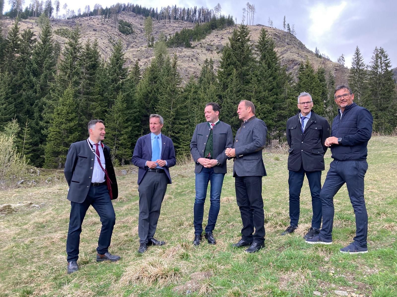Lokalaugenschein in Obertilliach: vl. Giovanni Giovannini (Forstdirektor Trentino), LR Luis Walcher (S&uuml;dtirol), BM Norbert Totschnig, LHStv. Josef Geisler, G&uuml;nther Unterthiner (Leiter Forstdienst Prov. Bozen) und Bgm. Matthias Scherer. Foto: Stangl