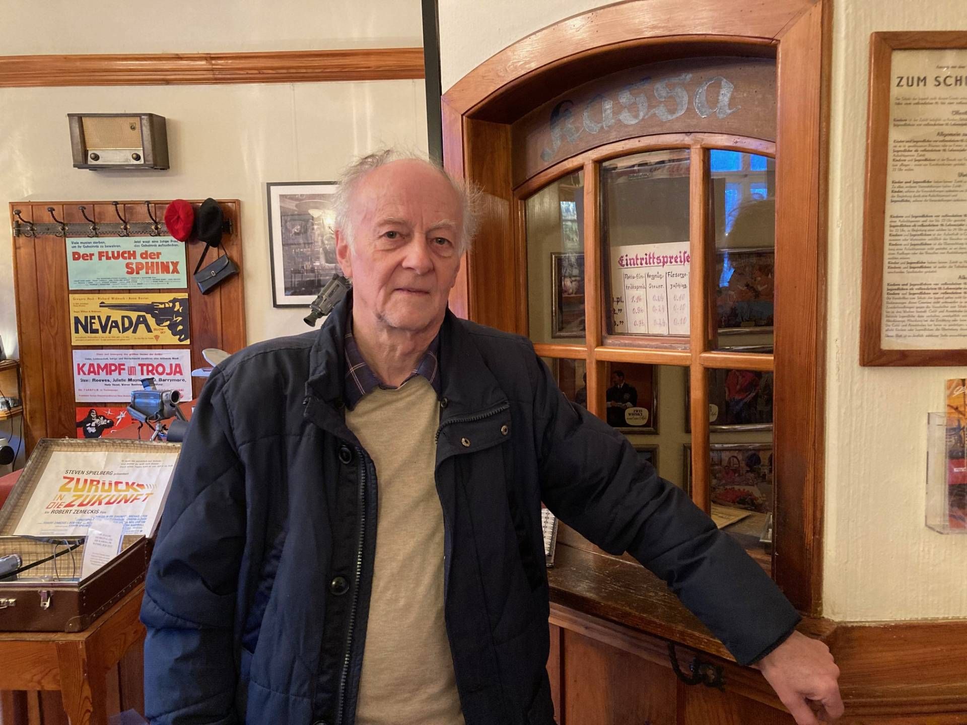 Gernot Vinatzer betreut das Kinomuseum mit gro&szlig;er Sammelleidenschaft. Foto: Stangl