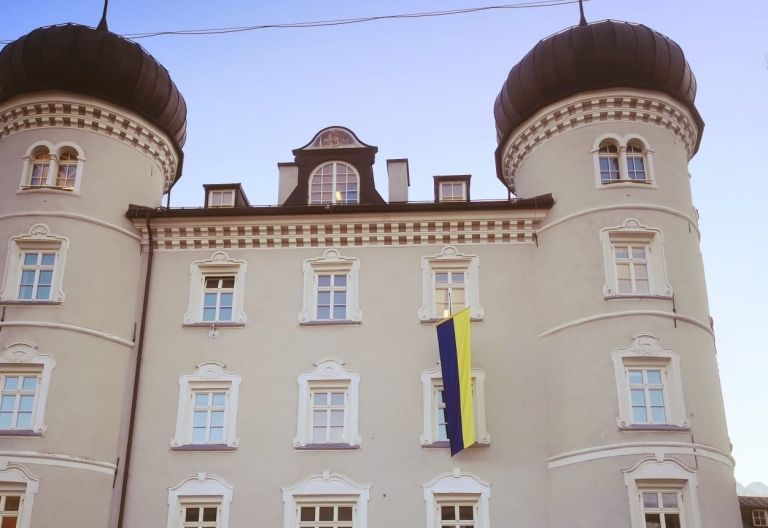 Zeichen der Solidarit&auml;t an der Lienzer Liebburg