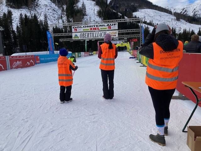 Die flei&szlig;igen HelferInnen beim Medaillen-Verteilen. Foto: Stangl