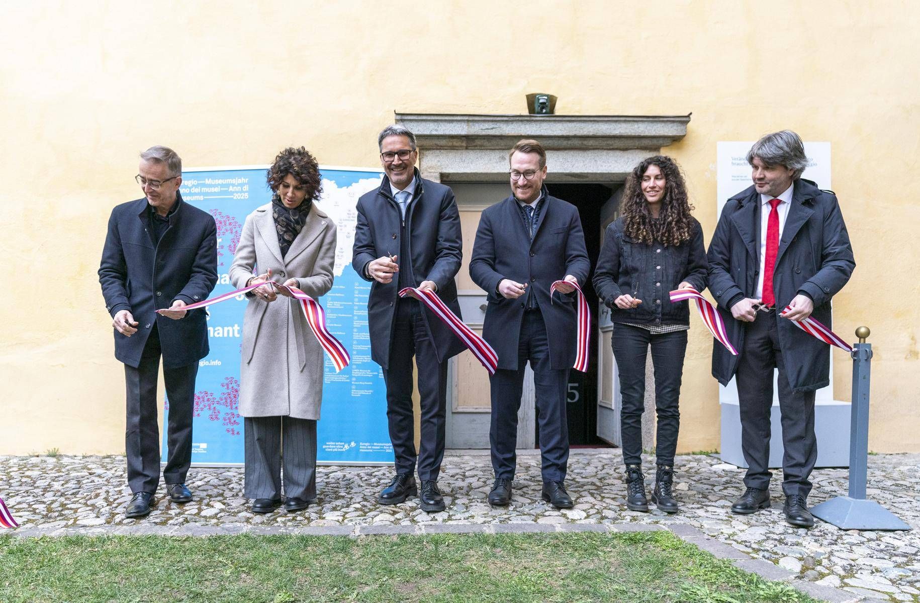 Banddurchschneidung mit den Ehreng&auml;sten (v. l.): Michael Mitterhofer (Stiftungspr&auml;sident der Hofburg Brixen), Landeshauptmann-Stellvertreterin des Trentino Francesca Gerosa, Euregio-Pr&auml;sident und S&uuml;dtirols Landeshauptmann Arno Kompatscher, Landeshauptmann-Stellvertreter Philip Wohlgemuth, Kuratorin der Hofburg-Ausstellung Kathrin Zitturi und Hofburg-Direktor Peter Schwienbacher. Foto: LPA/Daniel von Johnston