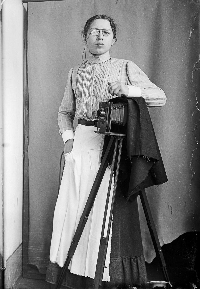 Elfriede &bdquo;Friedele&ldquo; Kneu&szlig;l, 1903 &ndash; &bdquo;Covergirl&ldquo; der Ausstellung &bdquo;Frauenbilder&ldquo; Lienz&ndash;Bruneck&ndash;Bozen&ndash;Innsbruck&ndash;Trient, &bdquo;Indoor&ldquo; im Fr&uuml;hjahr 2019, EU-Interreg-Projekt &bdquo;Lichtbild&ldquo;, Foto: Anton Kneu&szlig;l; Sammlung Kneu&szlig;l &ndash; TAP