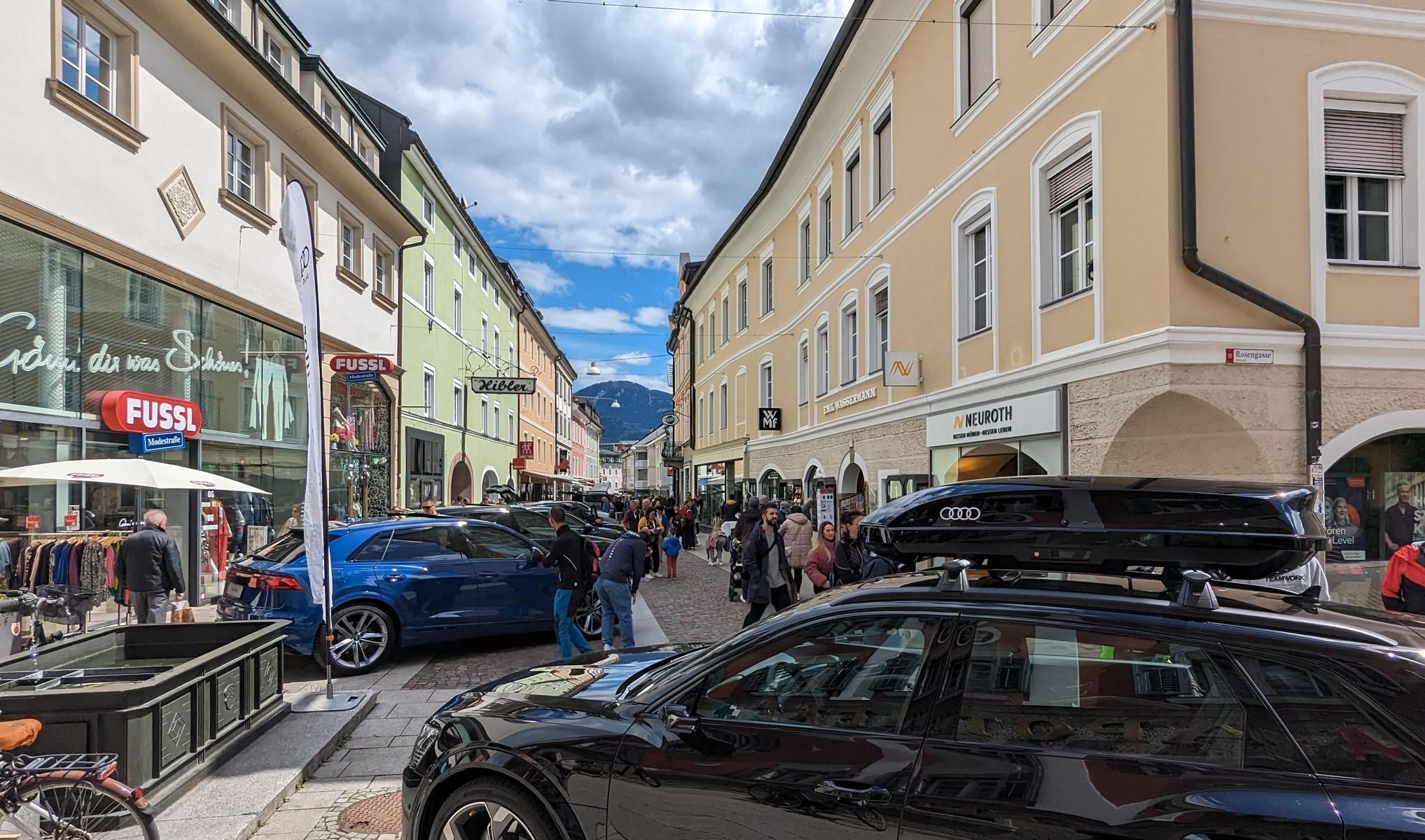 "Auto-Schauen" in der Rosengasse...