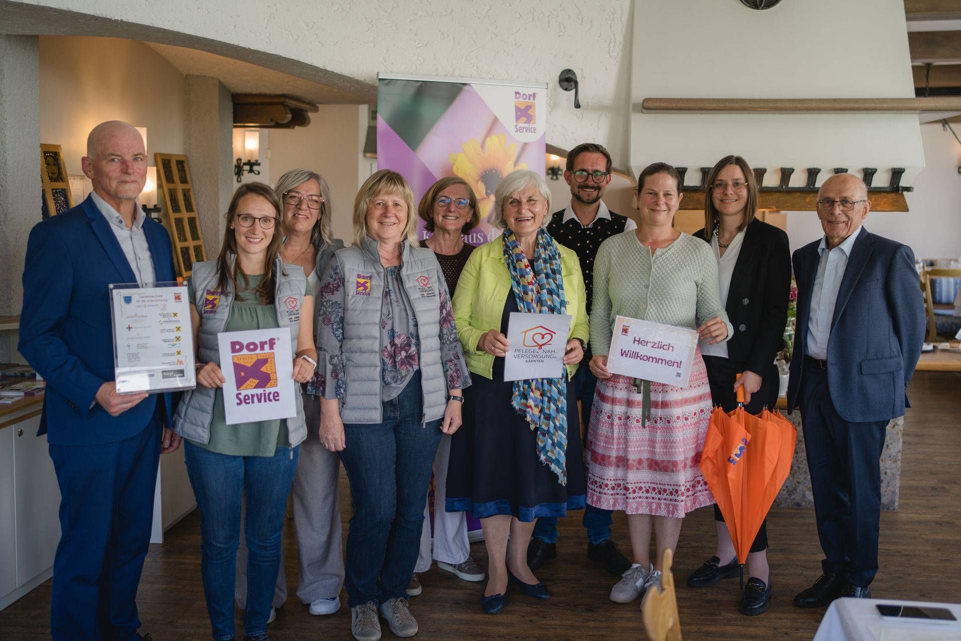 Er&ouml;ffnung Wie&szlig;ensee. V. l.: Josef Sattlegger (RB Gro&szlig;glockner-Weissensee), Pflegekoordinatorin Eva Ekardt, Regionalkoordinatorin Martina Wirnsberger, Pflegekoordinatorin Elke Binder; Hannelore Hecher, Dorfservice Obfrau Eva Altenmarkter Fritzer; Familienausschussobmann Thomas Winkler, Bgm. Karoline Turnschek; Andrea Ronacher und Pfarrer Wilhelm Moshammer.