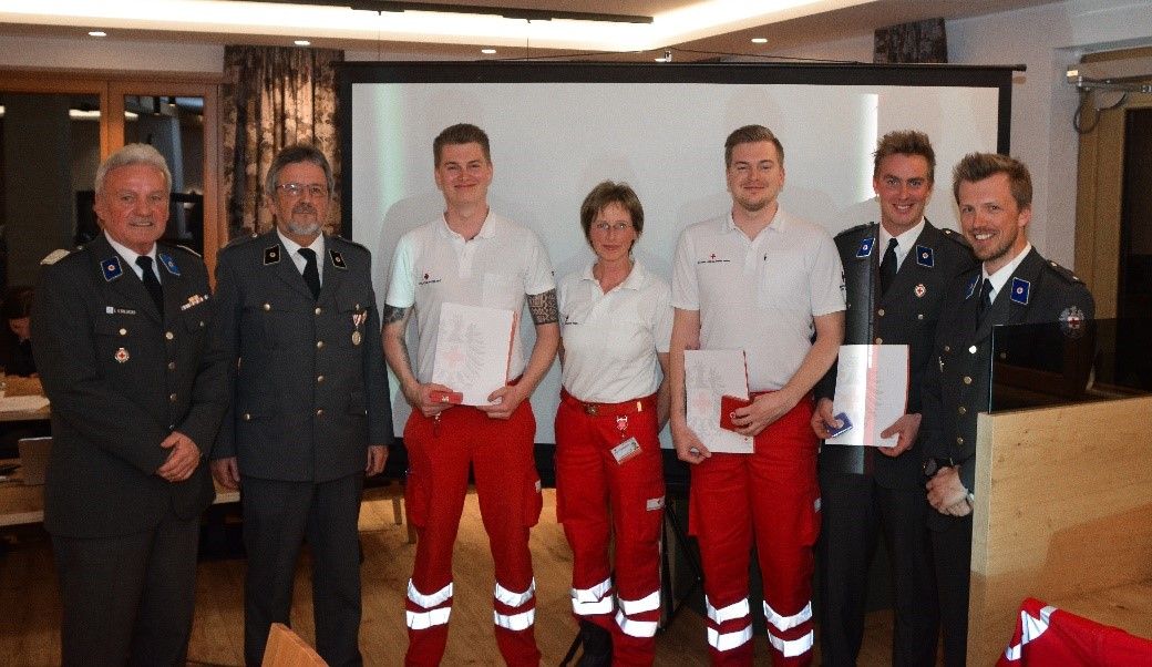 v.l.n.r.: Bezirksstellenleiter Egon Kleinlercher, Rot-Kreuz-Arzt Dr. Ottokar Widemair, die geehrten Mitglieder Jan Gasser, Beatrix Unterlercher, Ralf Gasser, Philipp Kleinlercher mit dem ehemaligen Ortsstellenleiter Benjamin Gasser
