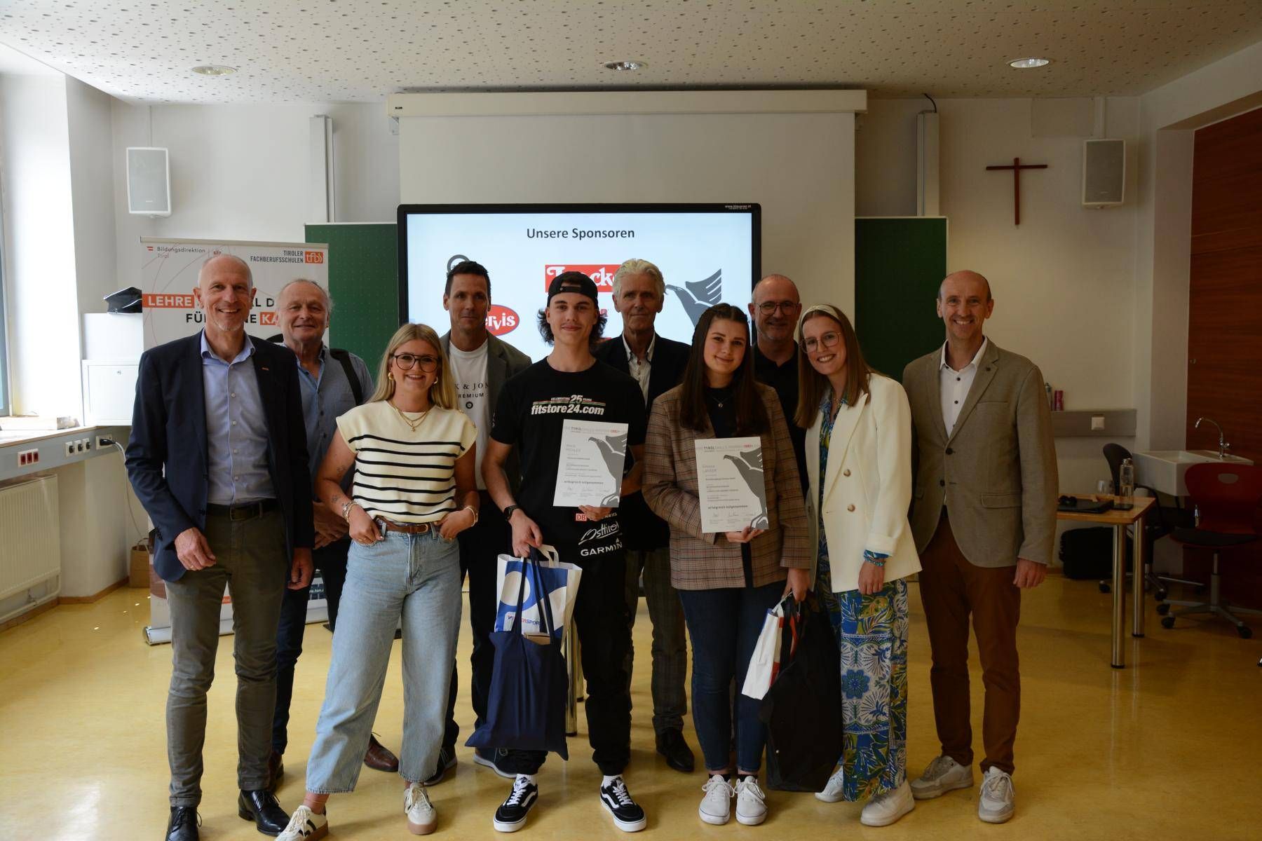 von links: Mag. Johann Kollreider (Wirtschaftskammer Tirol), Testkunde Andreas &Uuml;berbacher, Jurymitglied Anja Blassnig, Fachlehrer Manuel Geiler, Sieger Mario Pichler, Jurymitglied G&uuml;nter Egger, Zweitplatzierte Simona Lanser, Mag. Wilfried Kollreider (AK Tirol), Jurymitglied Hannah Blassnig, Direktor Klaus Oberegger