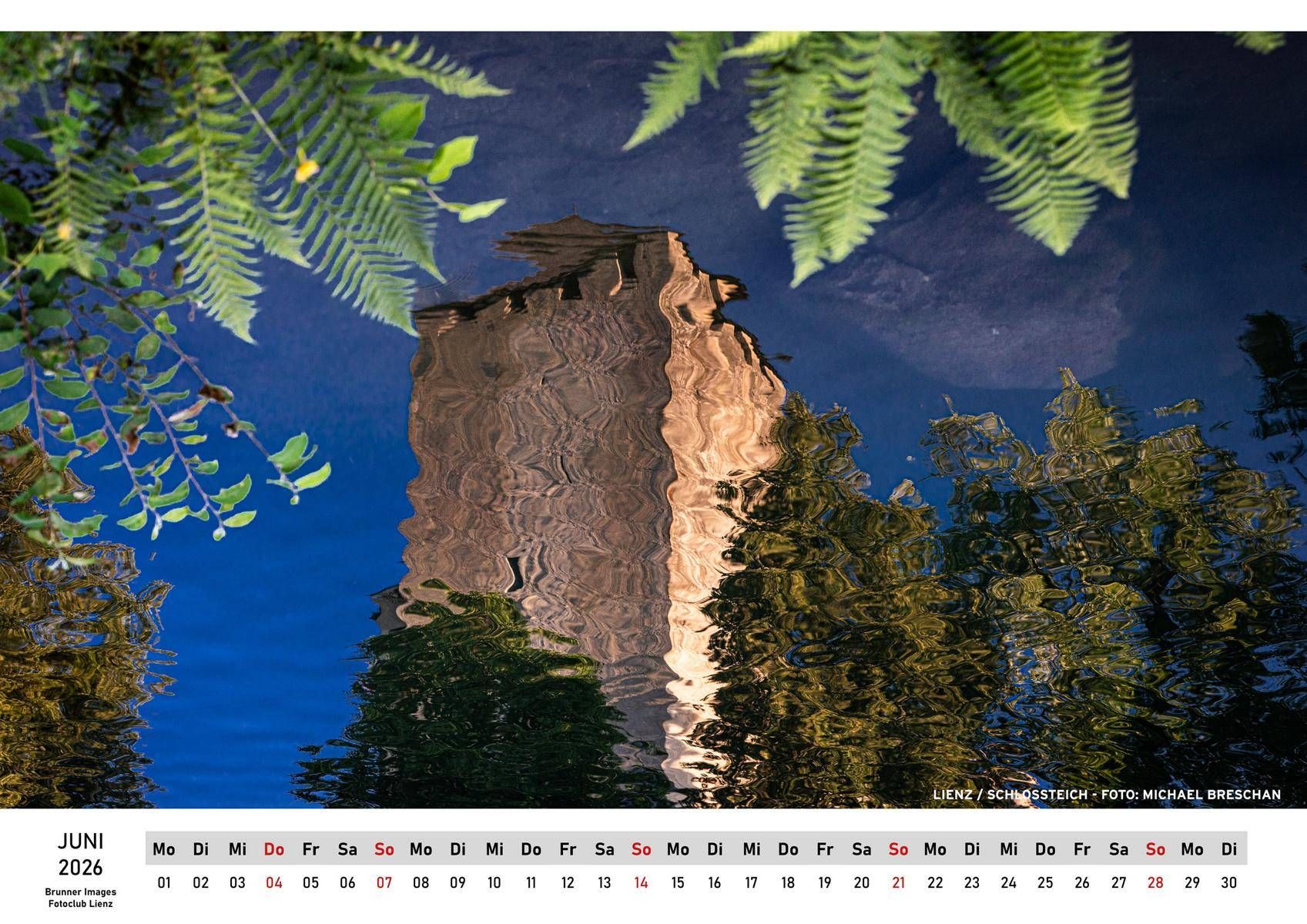 Der Turm spiegelt sich im Schlossteich in Lienz - aufgenommen von Michael Breschan.