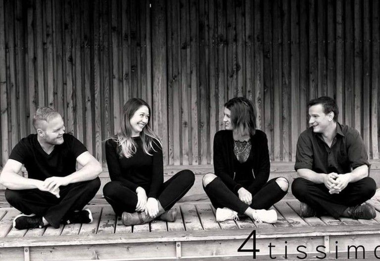 Ein Quartett tritt von der gro&szlig;en B&uuml;hne ab