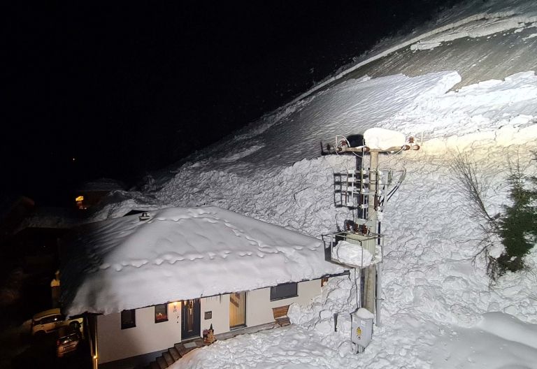 Im Matreier Ortsteil Auerfeld ging eine Gleitschneelawine ab