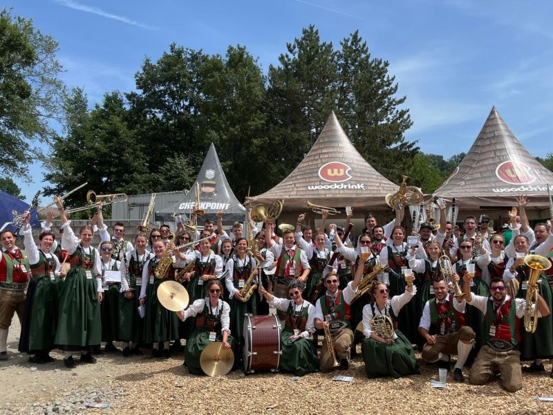 Die Musikkapelle nach dem Auftritt beim "Woodstock der Blasmusik"