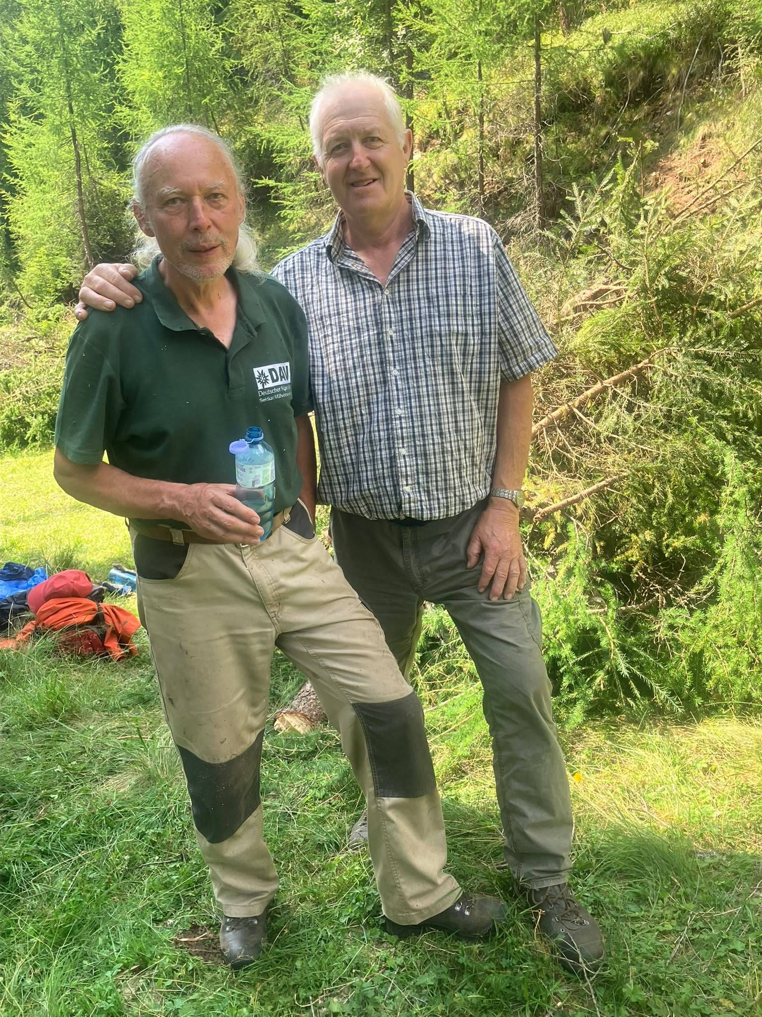 AV-Wegewart G&uuml;nther Schw&auml;rzler (links) und Landwirt Jakob Watzinger Foto k.brunner