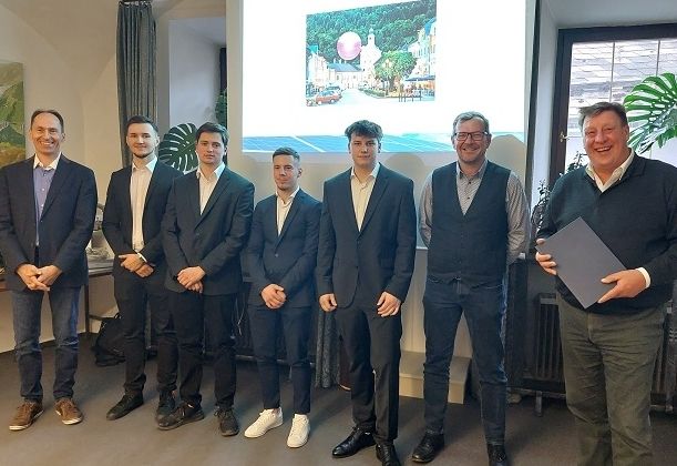 Sch&uuml;ler-Pl&auml;ne zu PV-Anlagen auf Gm&uuml;nds D&auml;chern